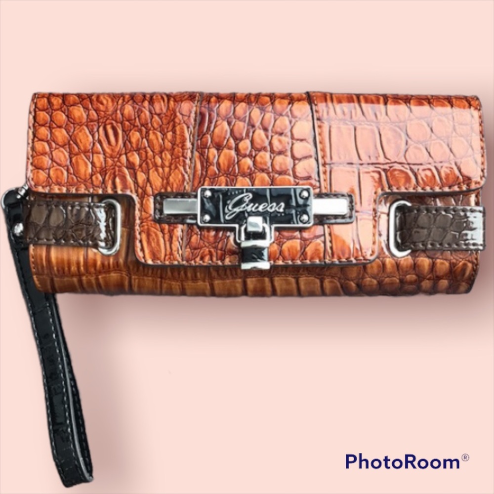 GUESS glossy leather wallet/clutch/wristlet 🤎✨